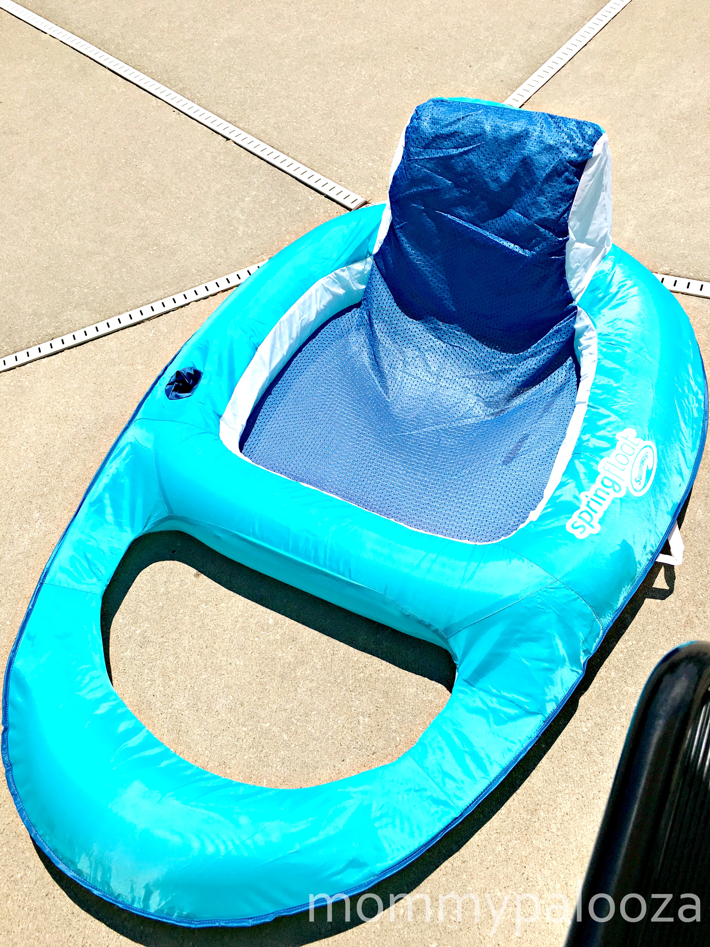 Relax in the Pool with SwimWays Spring Float Recliner #SwimWays