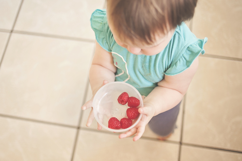 Child-healthy-snack