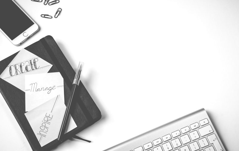 Black-pen-near-iphone-and-apple-magic-keyboard-934062