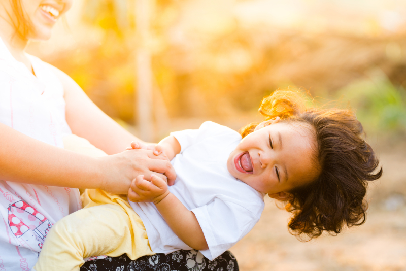 Woman-holding-baby-smiling-1116050